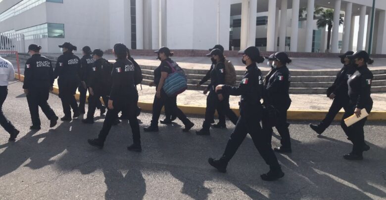 Gobierno de Cabeza de Vaca ordena sitiar Congreso, policías estatales irrumpen y hostigan a oposición