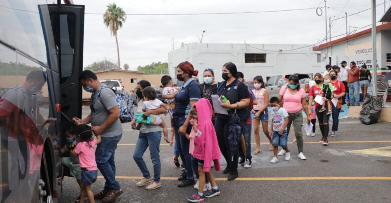 Se vacunan neolaredenses en jornada de vacunación transfronteriza