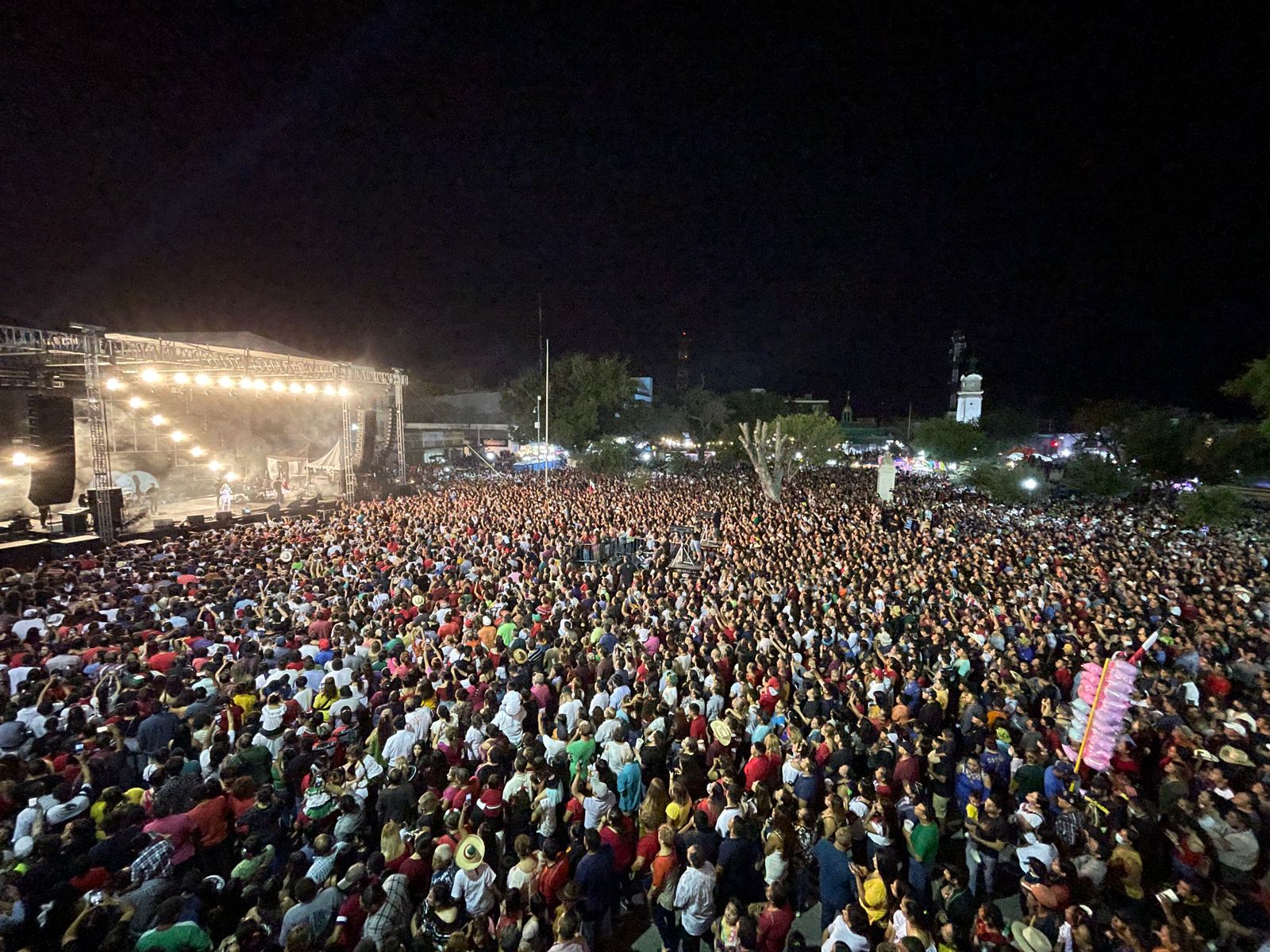 Celebran miles de neolaredenses Grito de Independencia