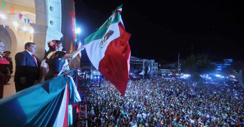 Celebran miles de neolaredenses Grito de Independencia