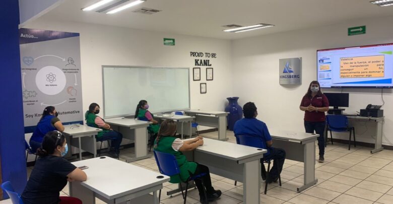 Capacitan a personal sobre derechos de la mujer y violencia digital en Nuevo Laredo