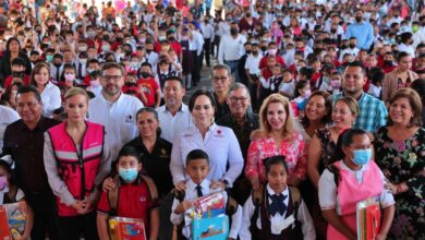 Inicia Carmen Lilia Canturosas entrega de uniformes y útiles escolares; beneficiarán a miles de estudiantes