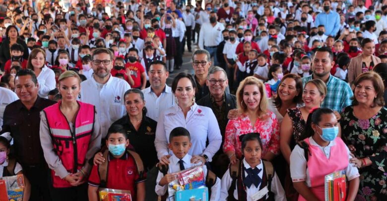 Inicia Carmen Lilia Canturosas entrega de uniformes y útiles escolares; beneficiarán a miles de estudiantes