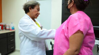 Ofrecen clínicas UNE exploración de mama gratis; buscan prevenir cáncer de mama