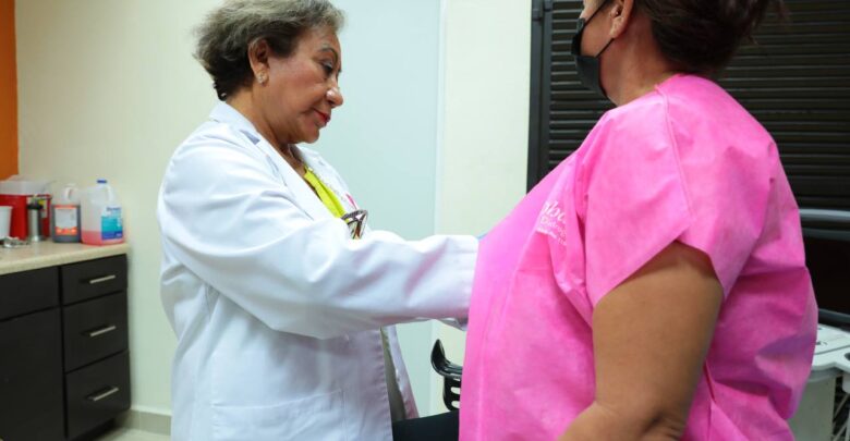 Ofrecen clínicas UNE exploración de mama gratis; buscan prevenir cáncer de mama