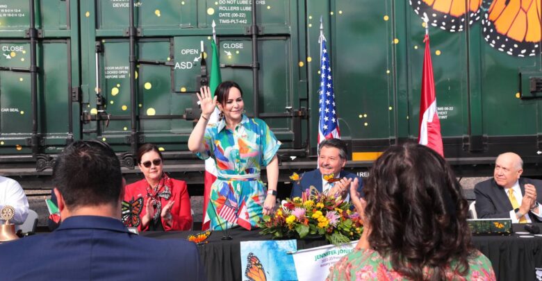 Firma Carmen Lilia Canturosas acuerdo internacional para el rescate de la mariposa Monarca