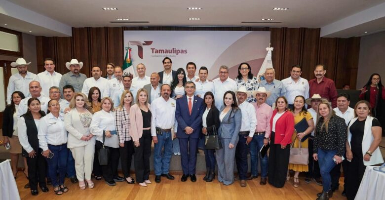 Participa Carmen Lilia Canturosas en mesa de trabajo con gobernador Américo Villarreal