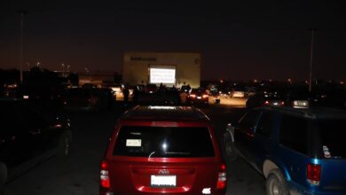 Disfrutan jóvenes neolaredenses de Autocinema
