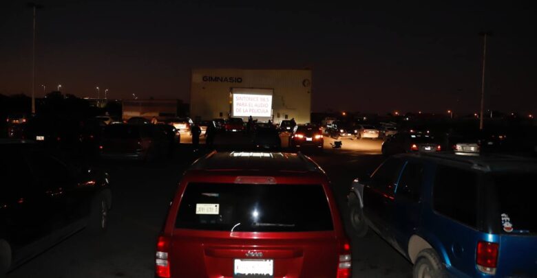 Disfrutan jóvenes neolaredenses de Autocinema