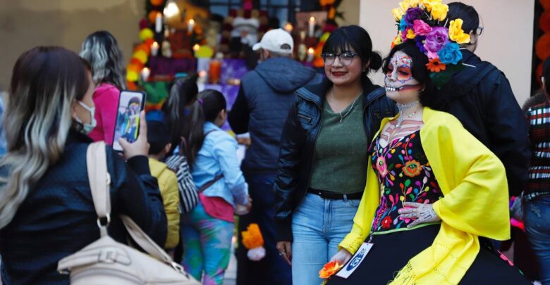 Disfrutan neolaredenses del Festival de la Catrina