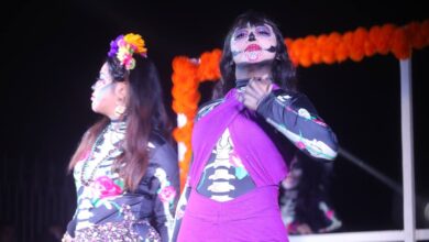 Celebran familias Día de Muertos en Panteón Municipal de Nuevo Laredo