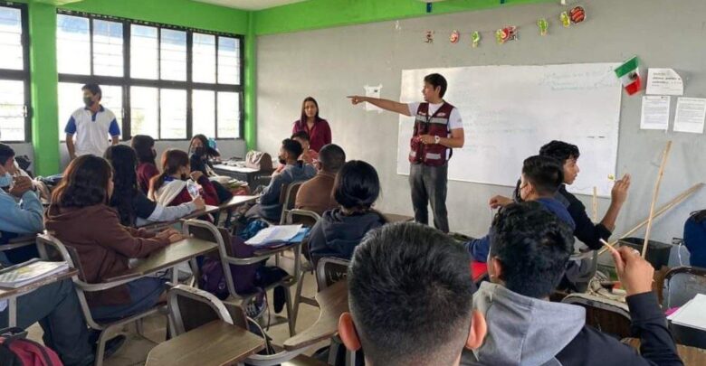 Orienta IMJUVE a estudiantes para elegir carrera profesional