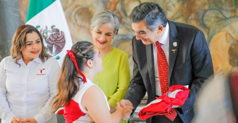 Entrega Gobierno del Estado y DIF Tamaulipas uniformes a deportistas paralímpicos