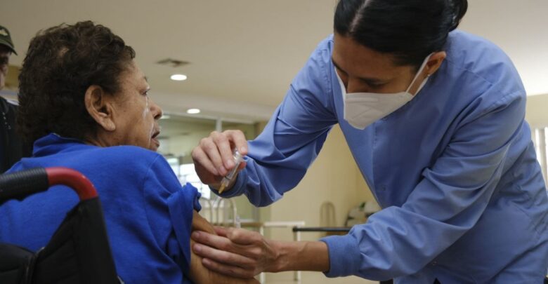 Encabezan DIF Nuevo Laredo y Jurisdicción Sanitaria jornada de vacunación para adultos mayores