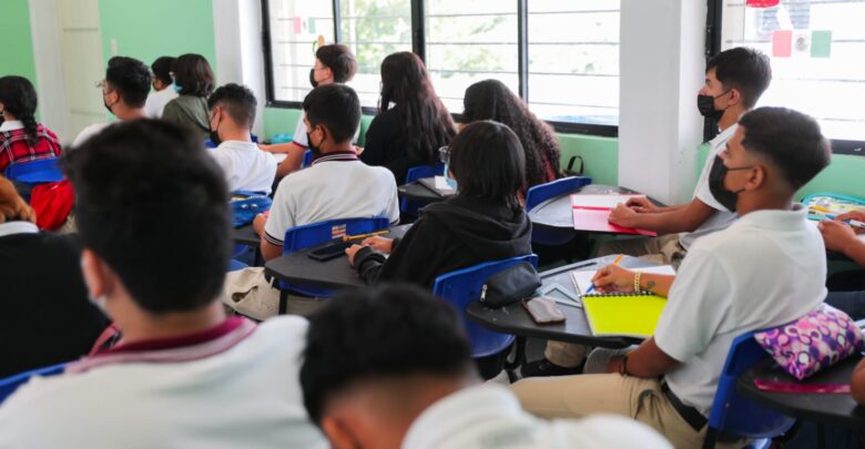 Responden neolaredenses a convocatoria para prepa abierta municipal