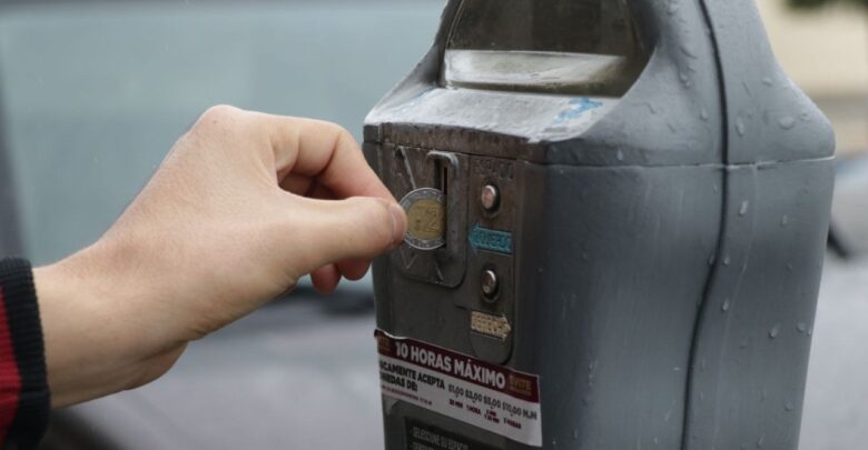 Responden neolaredenses a buen uso de estacionómetros