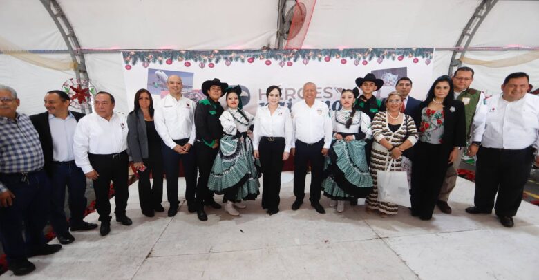 Dan bienvenida a paisanos alcaldesa y autoridades federales; recorren Pabellón Turístico