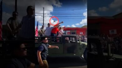 Le arrojan lata de cerveza al senador Ted Cruz durante desfile