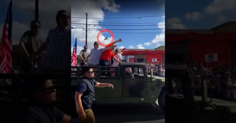 Le arrojan lata de cerveza al senador Ted Cruz durante desfile