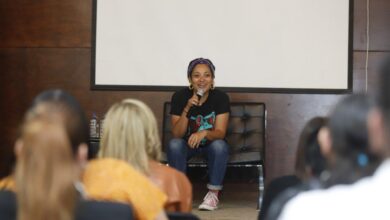 Dialogan neolaredenses sobre lucha por la igualdad