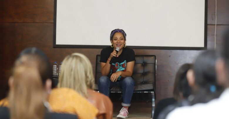 Dialogan neolaredenses sobre lucha por la igualdad