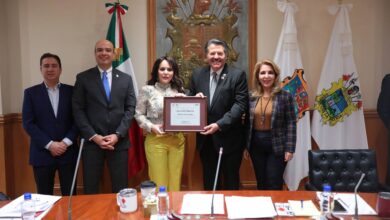 Entrega municipio de Nuevo Laredo reconocimiento al mayor Pete Saenz