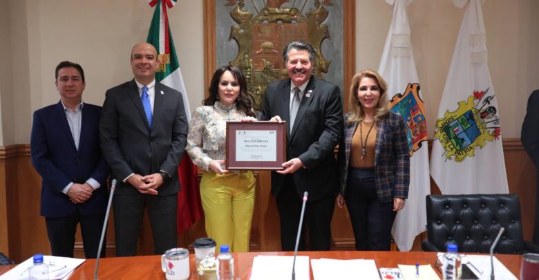 Entrega municipio de Nuevo Laredo reconocimiento al mayor Pete Saenz