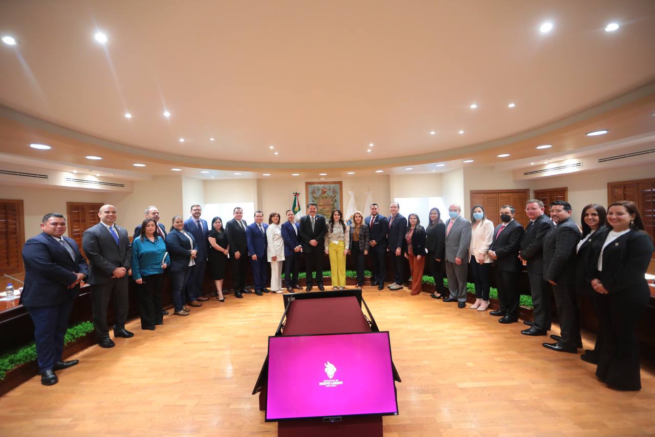 Entrega municipio de Nuevo Laredo reconocimiento al mayor Pete Saenz