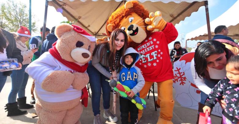 Llevan Gobierno de Nuevo Laredo e iniciativa privada más de mil 200 juguetes a familias de la periferia