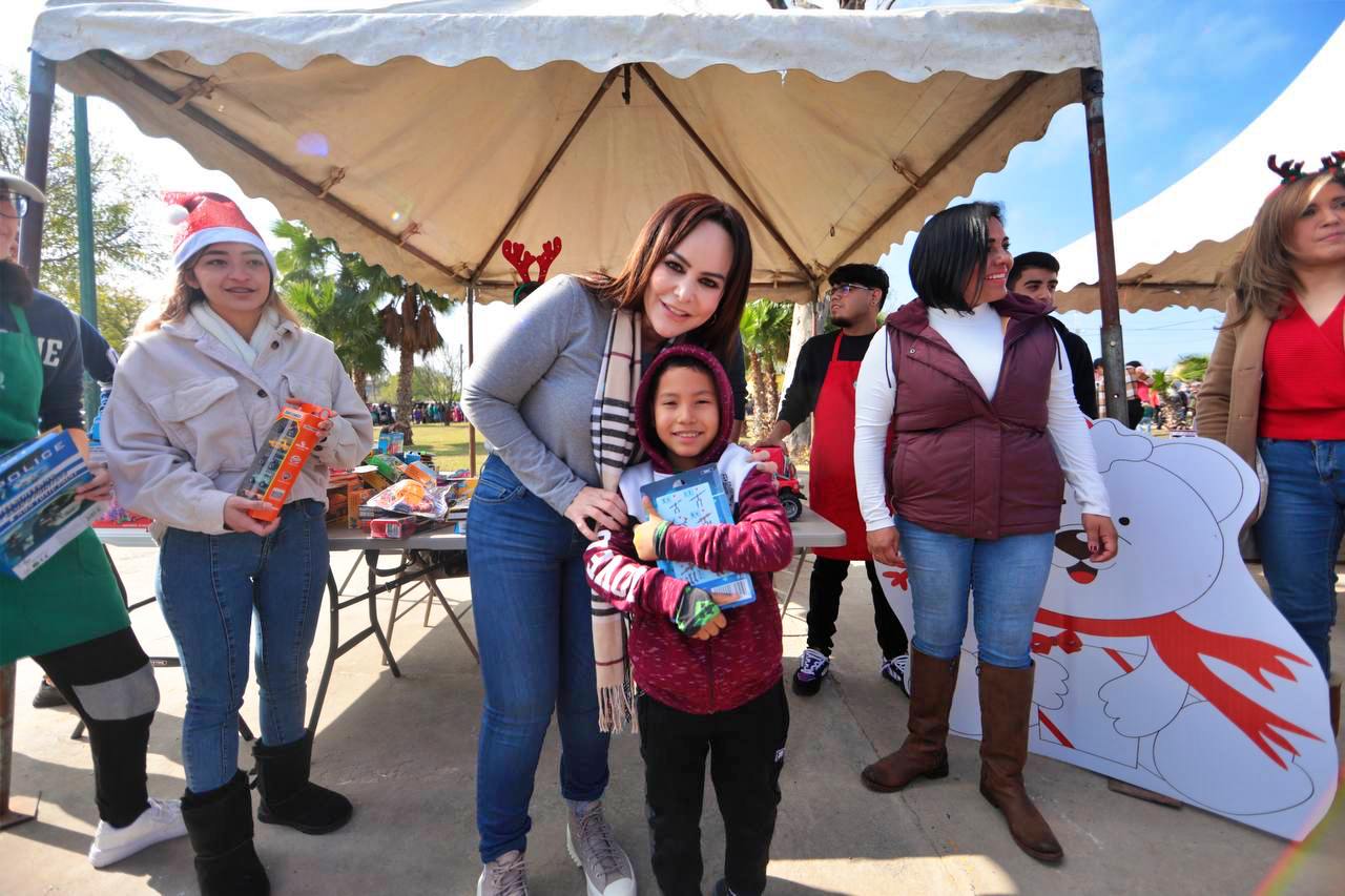 Llevan Gobierno de Nuevo Laredo e iniciativa privada más de mil 200 juguetes a familias de la periferia