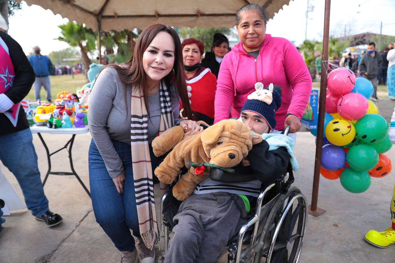 Entrega Gobierno de Nuevo Laredo y DIF abrigos, despensas y juguetes a población de bajos recursos