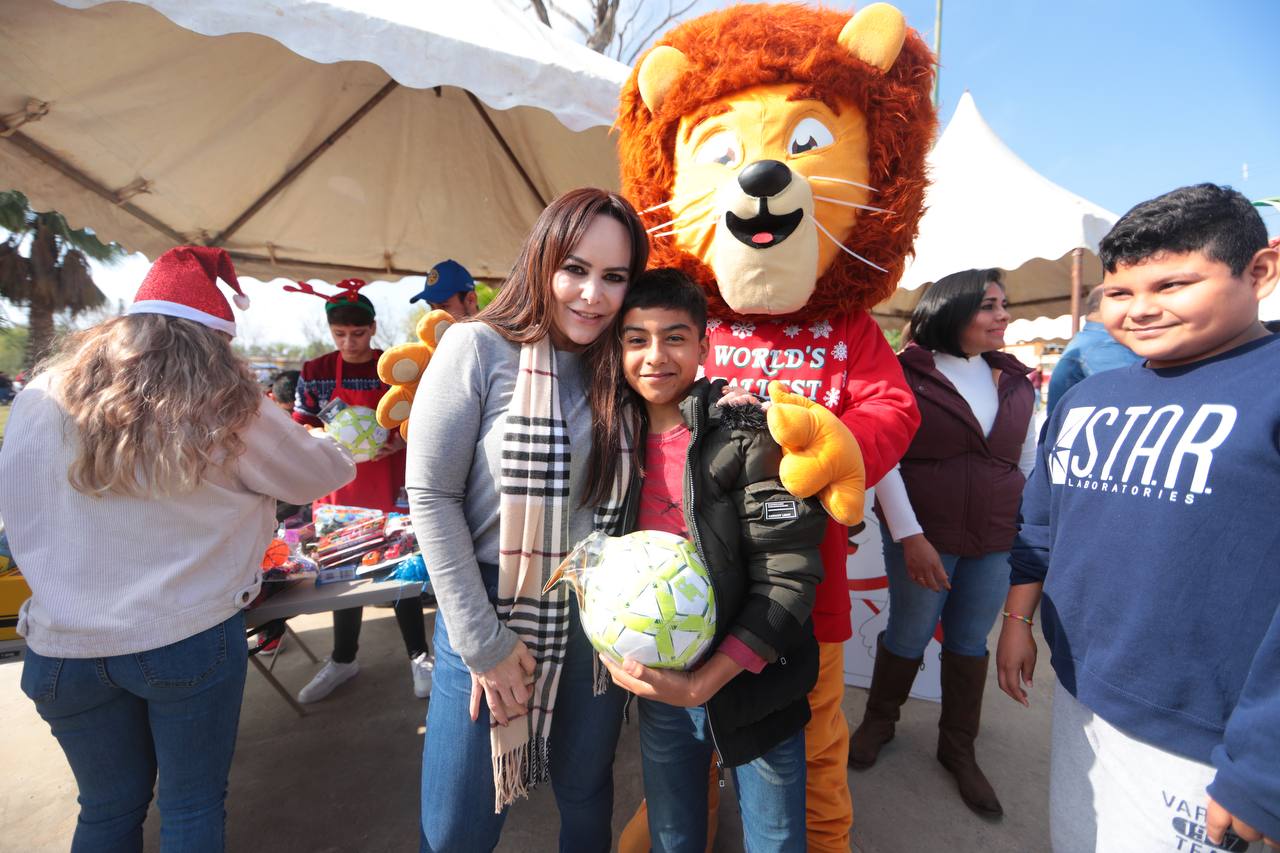 Entrega Gobierno de Nuevo Laredo y DIF abrigos, despensas y juguetes a población de bajos recursos