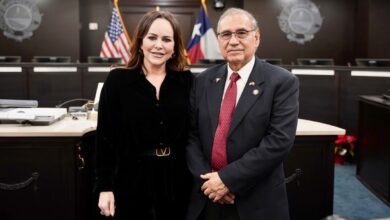 Toma protesta como alcalde de Laredo, Texas el Dr. Victor Treviño; Carme Lilia Canturosas lo respalda