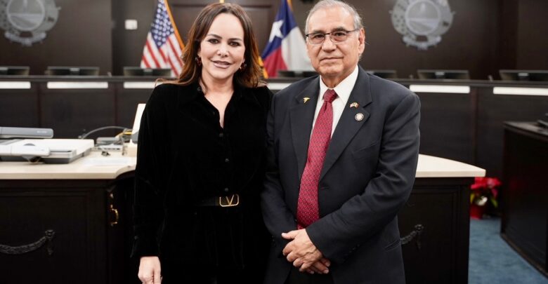 Toma protesta como alcalde de Laredo, Texas el Dr. Victor Treviño; Carme Lilia Canturosas lo respalda