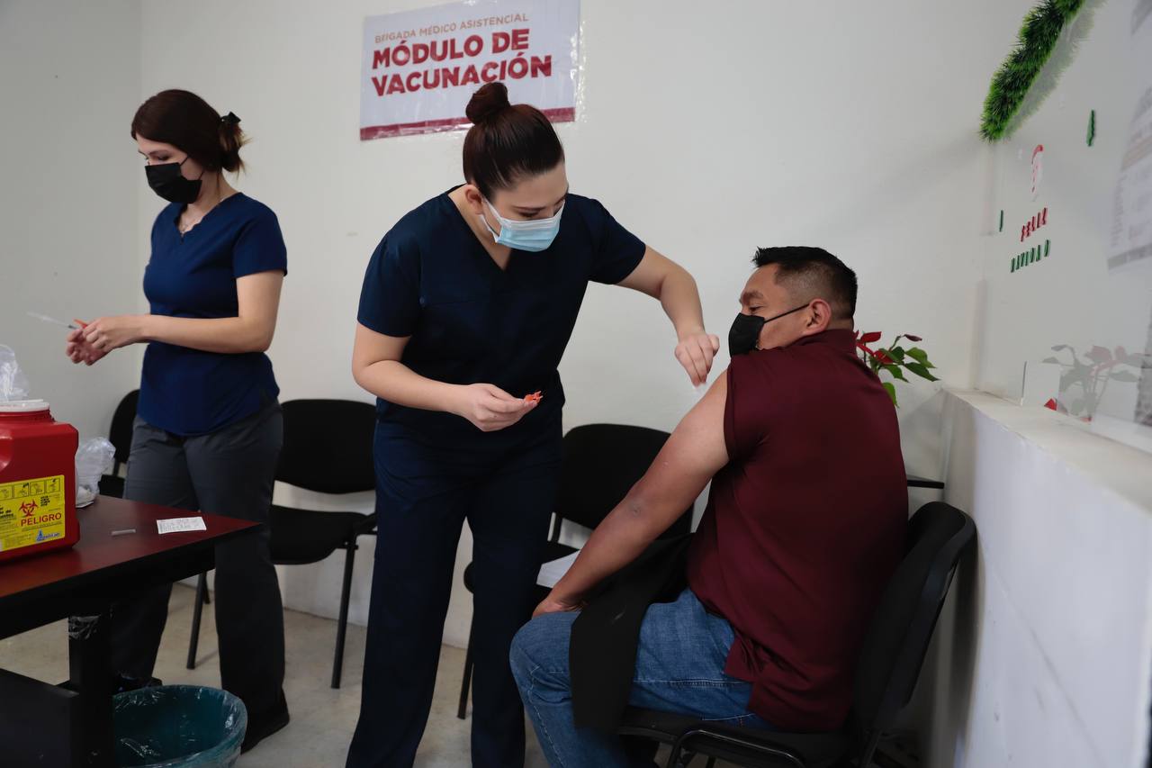 Vacuna Gobierno de Nuevo Laredo a cientos de ciudadanos contra COVID-19