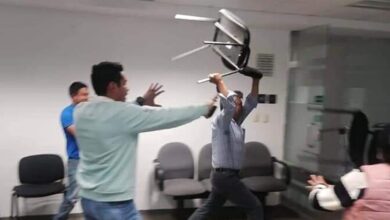 Alcalde de Oaxaca agarra a sillazos a ciudadanos que exigían cuentas claras