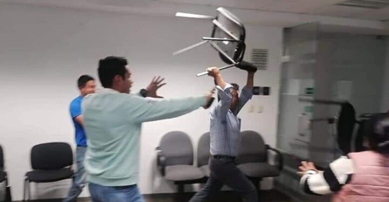 Alcalde de Oaxaca agarra a sillazos a ciudadanos que exigían cuentas claras