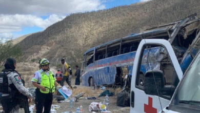 Volcadura de autobús con migrantes en carretera Oaxaca-Puebla deja 17 fallecidos y 15 heridos
