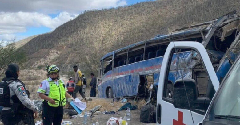 Volcadura de autobús con migrantes en carretera Oaxaca-Puebla deja 17 fallecidos y 15 heridos Volcadura de autobús con migrantes en carretera Oaxaca-Puebla deja 17 fallecidos y 15 heridos