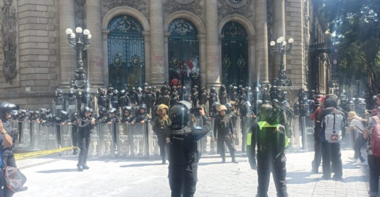 Activistas del Colectivo Lleca causan caos y destrozos en el Congreso CDMX Activistas del Colectivo Lleca causan caos y destrozos en el Congreso CDMX