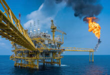 Precios del petróleo caen por debajo de los 70 dólares por barril en medio de preocupaciones bancarias