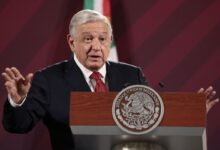 López Obrador acepta 'bajo protesta' orden del INE sobre temas electorales