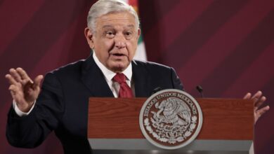 López Obrador acepta 'bajo protesta' orden del INE sobre temas electorales