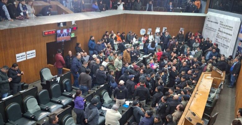Caos en Congreso de Nuevo León: Luis Enrique Orozco asume como gobernador interino en medio de disturbios
