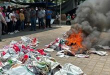 Protesta de maestros en Oaxaca: Queman propaganda política en el centro de la ciudad