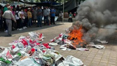 Protesta de maestros en Oaxaca: Queman propaganda política en el centro de la ciudad