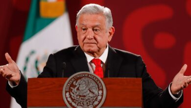 López Obrador pide retiro del plantón de la CNTE antes de la marcha de la Marea Rosa