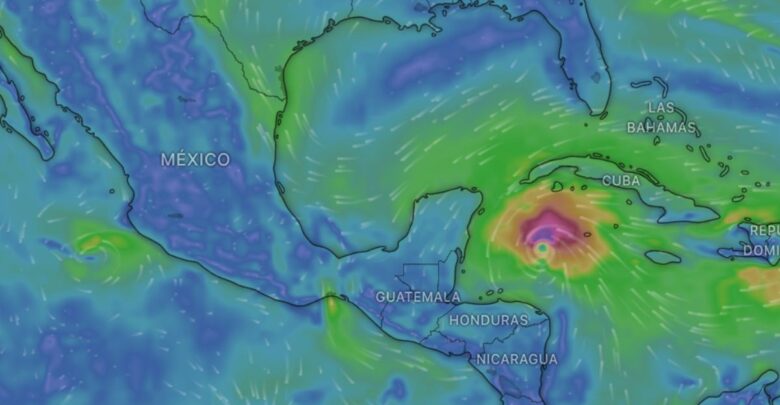 Huracán 'Beryl' se aleja de las Islas Caimán y amenaza la península de Yucatán