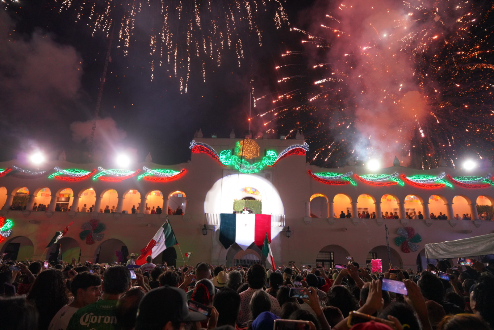 Viven neolaredenses fiesta mexicana con emotivo Grito de Independencia