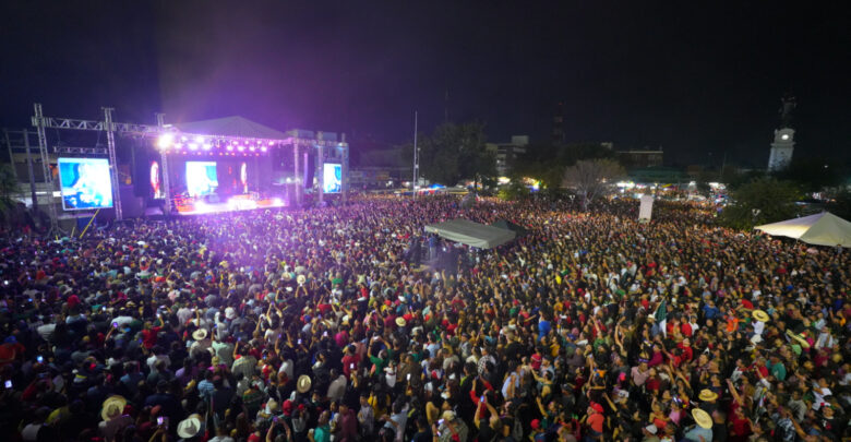 Viven neolaredenses fiesta mexicana con emotivo Grito de Independencia